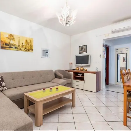 Apartman House Lucija *